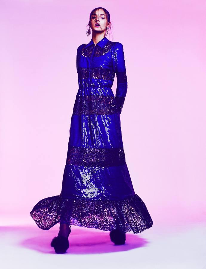 Vestido y zapatos de Sonia Rykiel. Los pendientes son de Anton Heunis y las medias de Calzedonia.