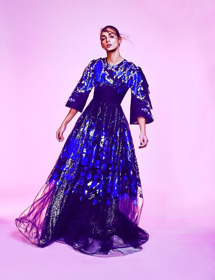 Vestido de tul bordado con aplicaciones de plata de Delpozo. Los pendientes son de Ararat.