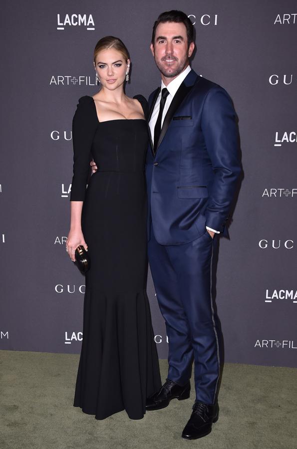 Kate Upton, de 23 años y una de las mujeres más deseadas del planeta va a dejar pronto la soltería. La modelo se ha comprometido con el jugador de béisbol Justin Verlander, de 33, en 2016. La incognita es saber si pasaran por la vicaría este año porque según han declarado, están disfrutando mucho de esta etapa comprometidos.