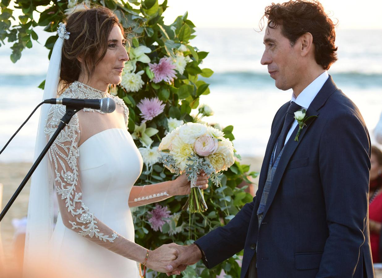 La presentadora se casó en la localidad gaditana de Zahara de los atunes con Antonio Vidal, su pareja desde años. Entre los invitados estaban la hija de la humorista y algunos amigos cercanos. No asistieron los colaboradores de 'Sálvame', lo que provocó que durante semanas estuvieran hablando del enlace.