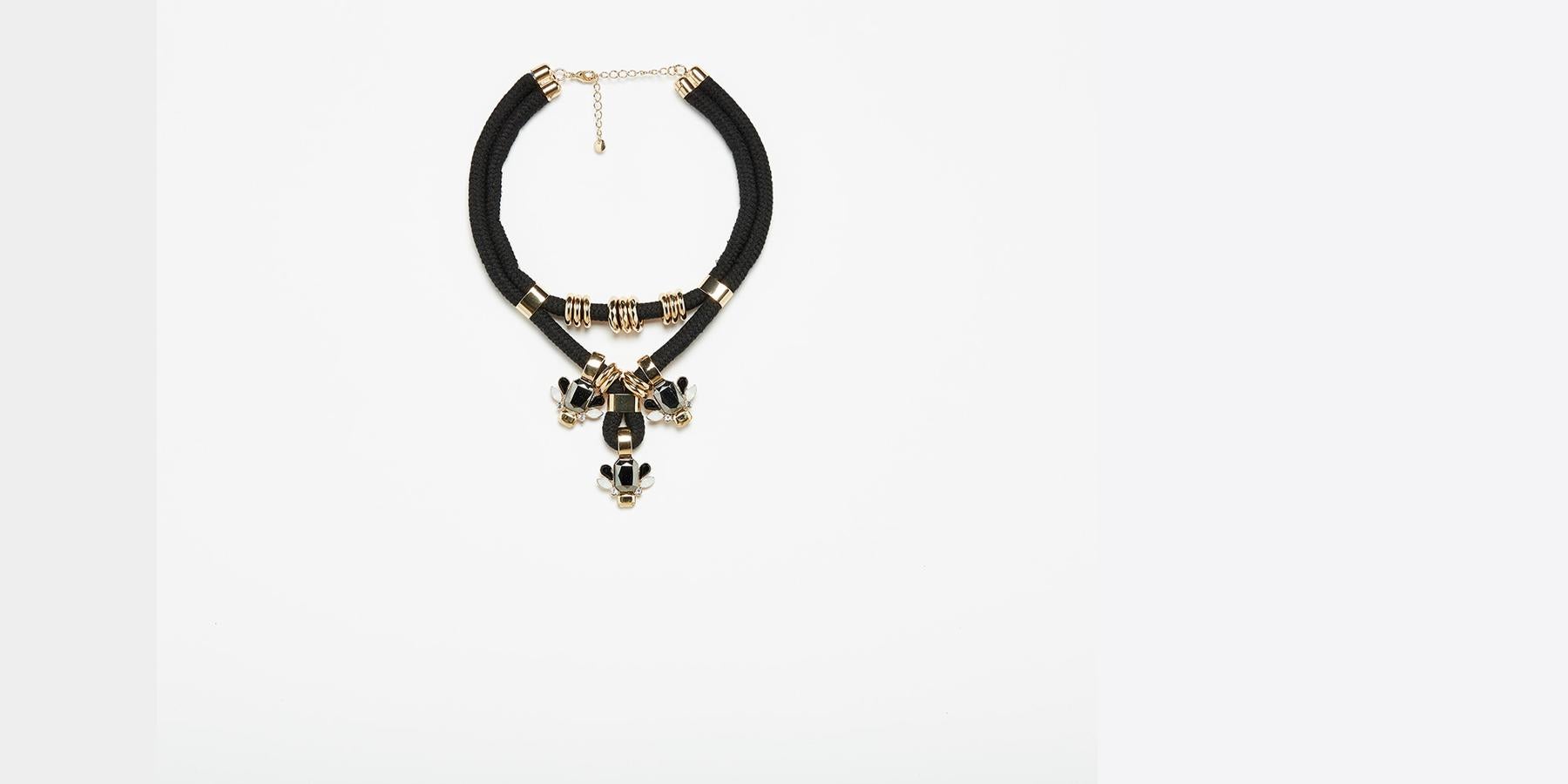 Choker fantasía y metal en color negro y dorado de Sfera. Precio: 6,95 euros.