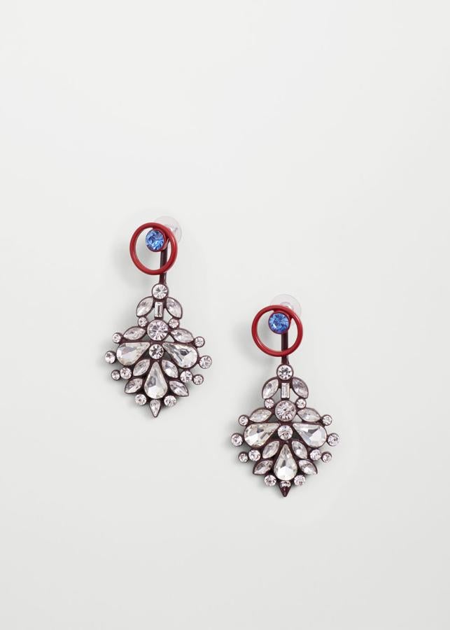 Pendientes de piezas combinadas de Mango. El strass hará que tus looks sean más sofisticados. Precio: 7,99 euros.