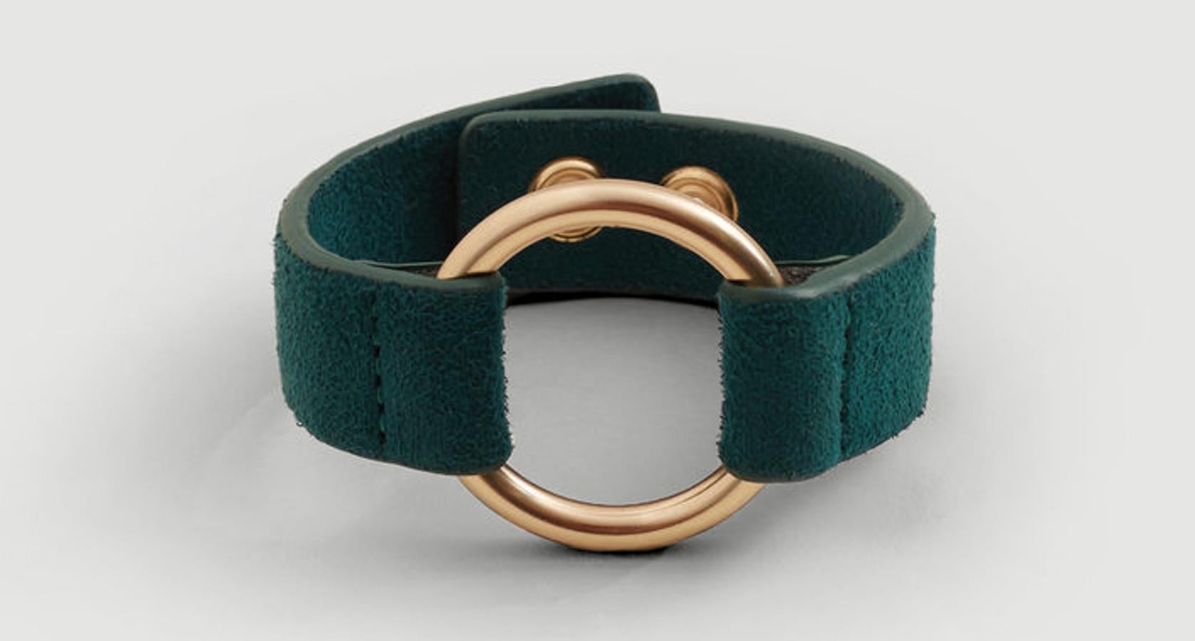 Esta pulsera combinada de Mango en color verde oscuro tiene un aplique metálico y cierre de botones a presión. Su precio: 7,99 euros.