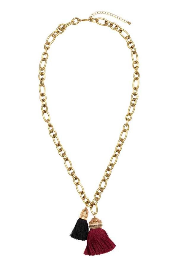 Collar dorado con borlas roja y negra de H&M. Precio: 12,99 euros.
