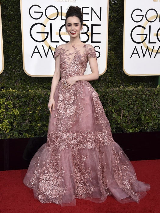 La actriz se escapó de una corte victoriana y vino directa a los Globos de Oro. Si no, no tenemos justificación para tanto exceso, aunque lleve la firma de Zuhair Murad.