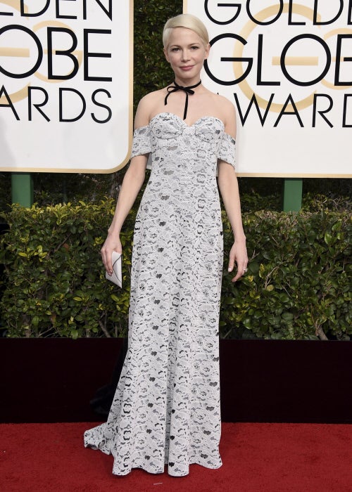 ¿Adivinan de quién es el vestido? Por supuesto, Michelle ha vuelto a elegir su casa de referencia, Louis Vuitton. ¿Lo que más nos gusta? El lazo a modo de 'choker'.