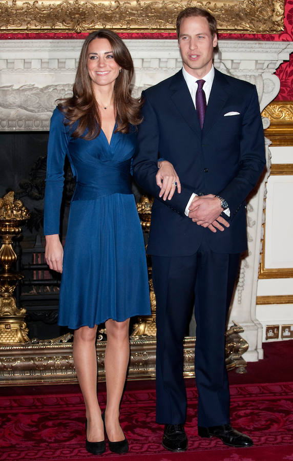 Con este wrap dress vivimos el primer 'efecto Kate'. El vestido que Kate Middleton llevó el día que anunció su compromiso con el Príncipe Guillermo en 2010 se agotó y cinco años después lIssa, la firma que lo diseñó, lo volvió a sacar a la venta.