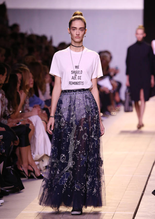 Maria Grazia Chiuri llegó a Dior para hacer historia. Ha sido la primera mujer en convertirse en directora creativa de la maison y sus camisetas y reivindicaciones feministas.