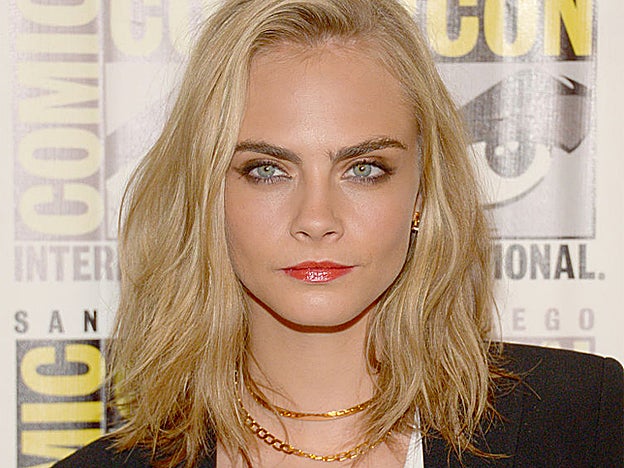 Cara Delevingne con sus características cejas espesas, pero con un diseño perfecto.