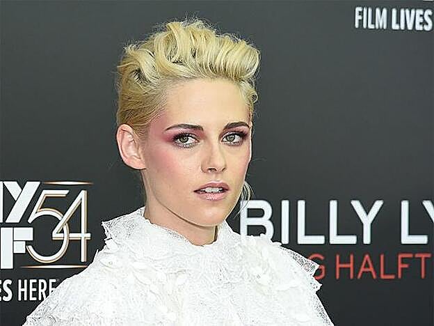 La actriz Kristen Stewart con sombras de ojos en color rojo.