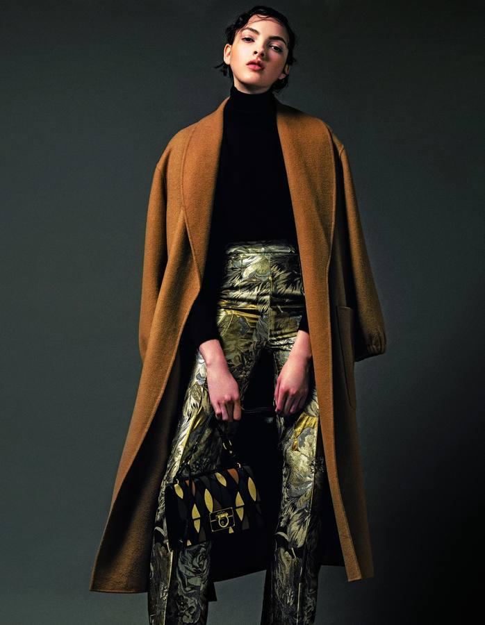 Bajo un abrigo camel de Caramelo, jersey de Max Mara y pantalón brocado de Duyos. El bolso es de Salvatore Ferragamo.