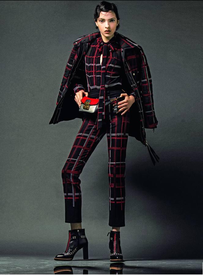 Total look de blusa, pantalón y chaqueta de cuadros, de Tod´s. La riñonera es de Furla.