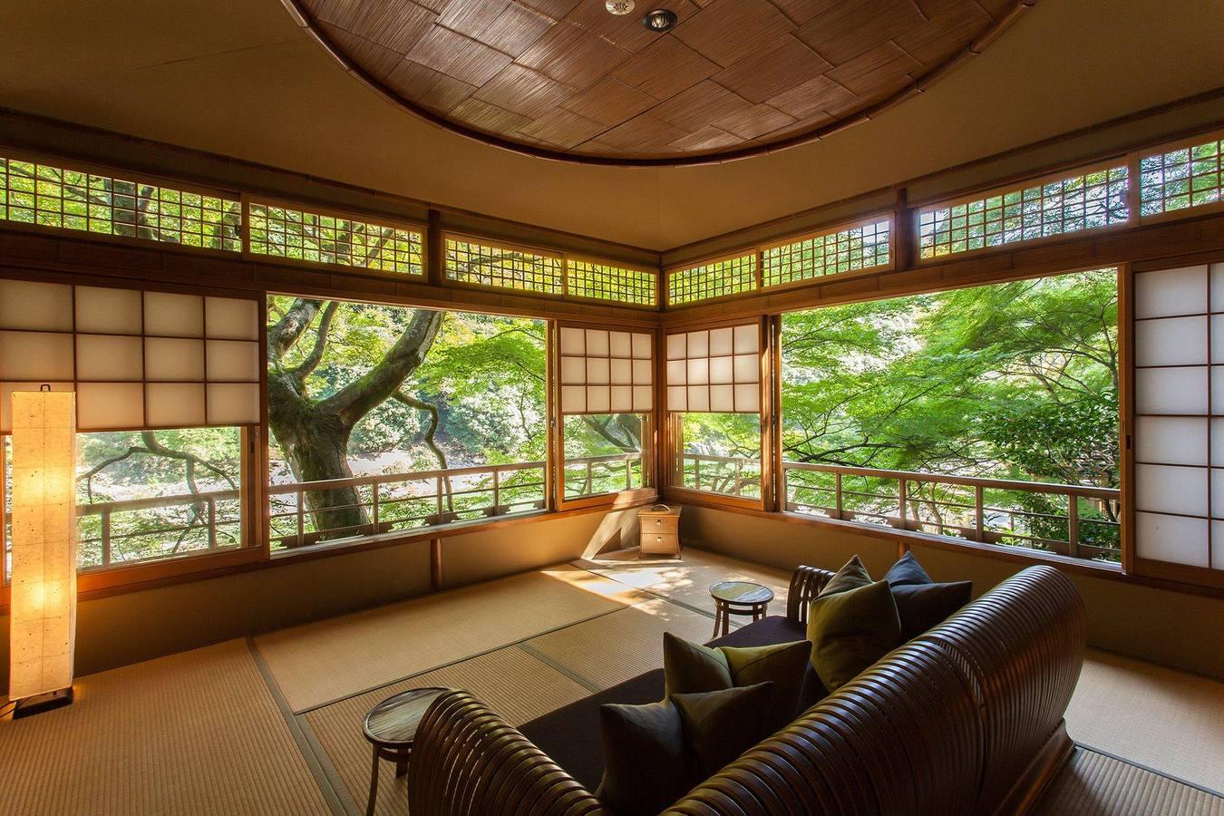 Una línea directa de aviación acerca el país nipón. Entre nuestros ryokan favoritos, Hoshinoya Kyoto. hoshinoresorts.com.