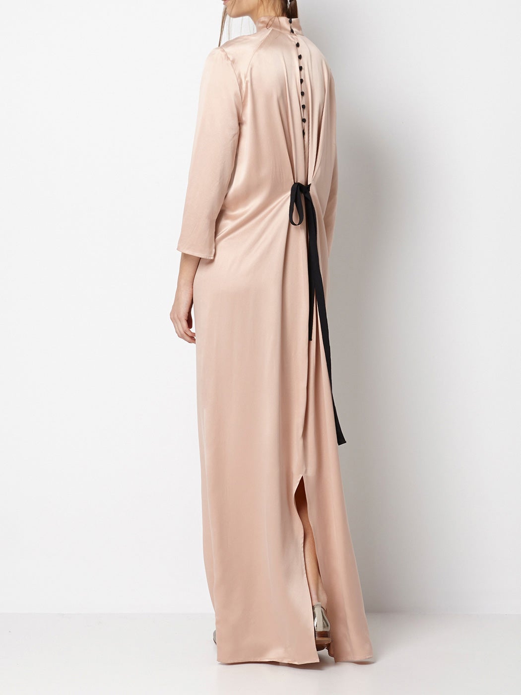 Un vestido hiperfemenino, romántico e ideal para una novia de ciudad. Una coleta con un lazo de terciopelo (al más puro estilo Brigitte Bardot) y unos zapatos planos, y será una combinación perfecta. (Precio: 210 euros).