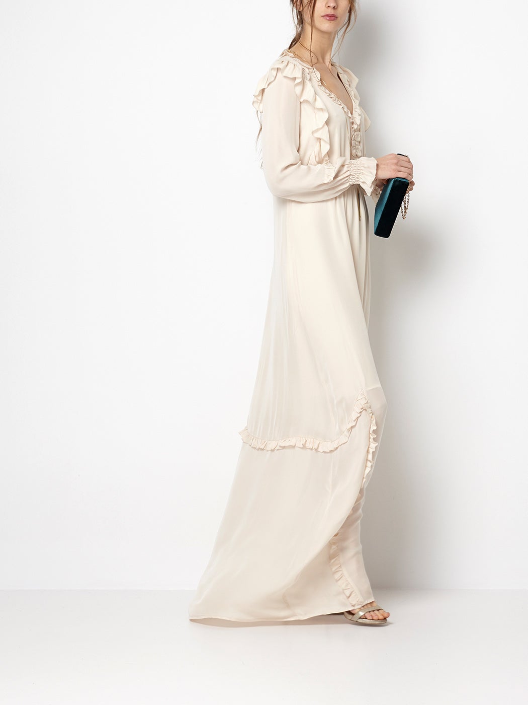 Otra idea perfecta para una boda muy bucólica en el campo, con flores por todos sitios, y una novia con sandalias planas y el pelo suelo o con una trenza. (Precio: 298 euros)