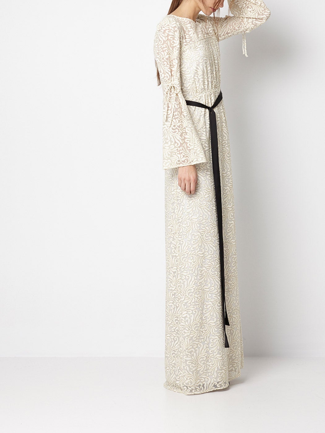 Otra de nuestras opciones favoritas es este modelo con brocado de seda dorado. Lo imaginamos con una coleta sencilla, y un pequeño toado metalizado en el pelo. (Precio: 324 euros).