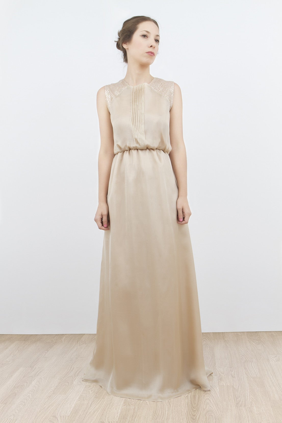 Para una boda en la ciudad, este vestido en color champagne es una opción muy acertada. Lúcelo con pequeñas peinetas doradas en el pelo, y un ramo de espigas. (Precio: 160 euros)