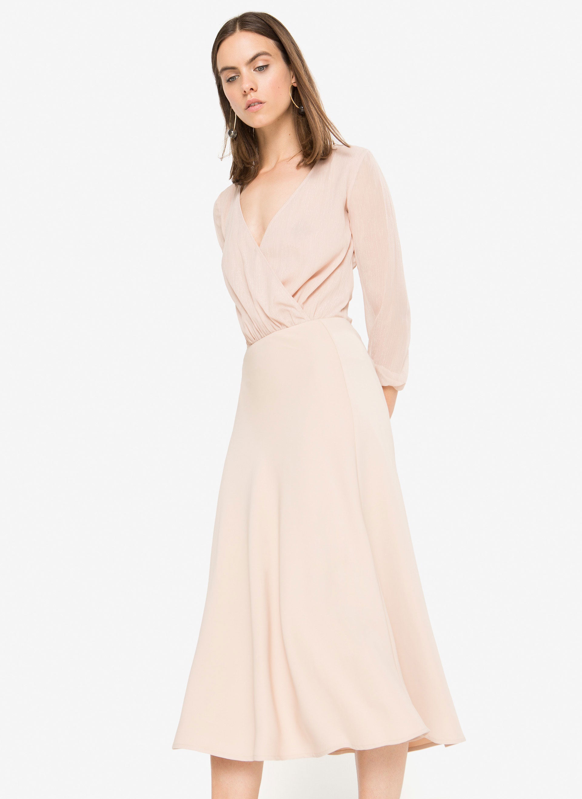 Un conjunto de body (45 euros) y falda vaporosa (40 euros) en tono empolvado, perfecto para una boda de día urbana. Con una corona de flores y un ramo en tonos pastel, y unos zapatos de tacón medio, el resultado será perfecto.