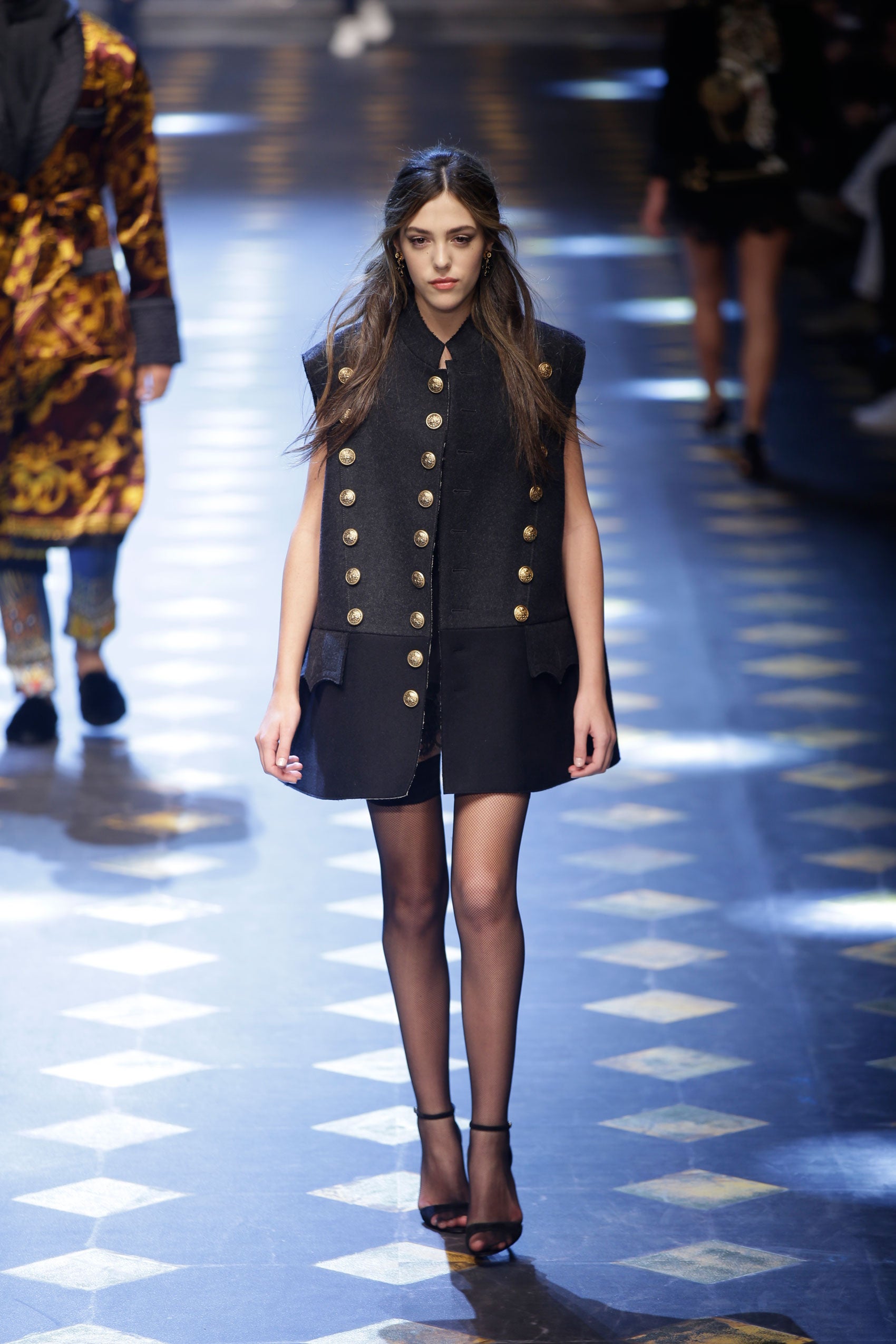 Sistine Stallone sobre la pasarela con un abrigo-vestido.