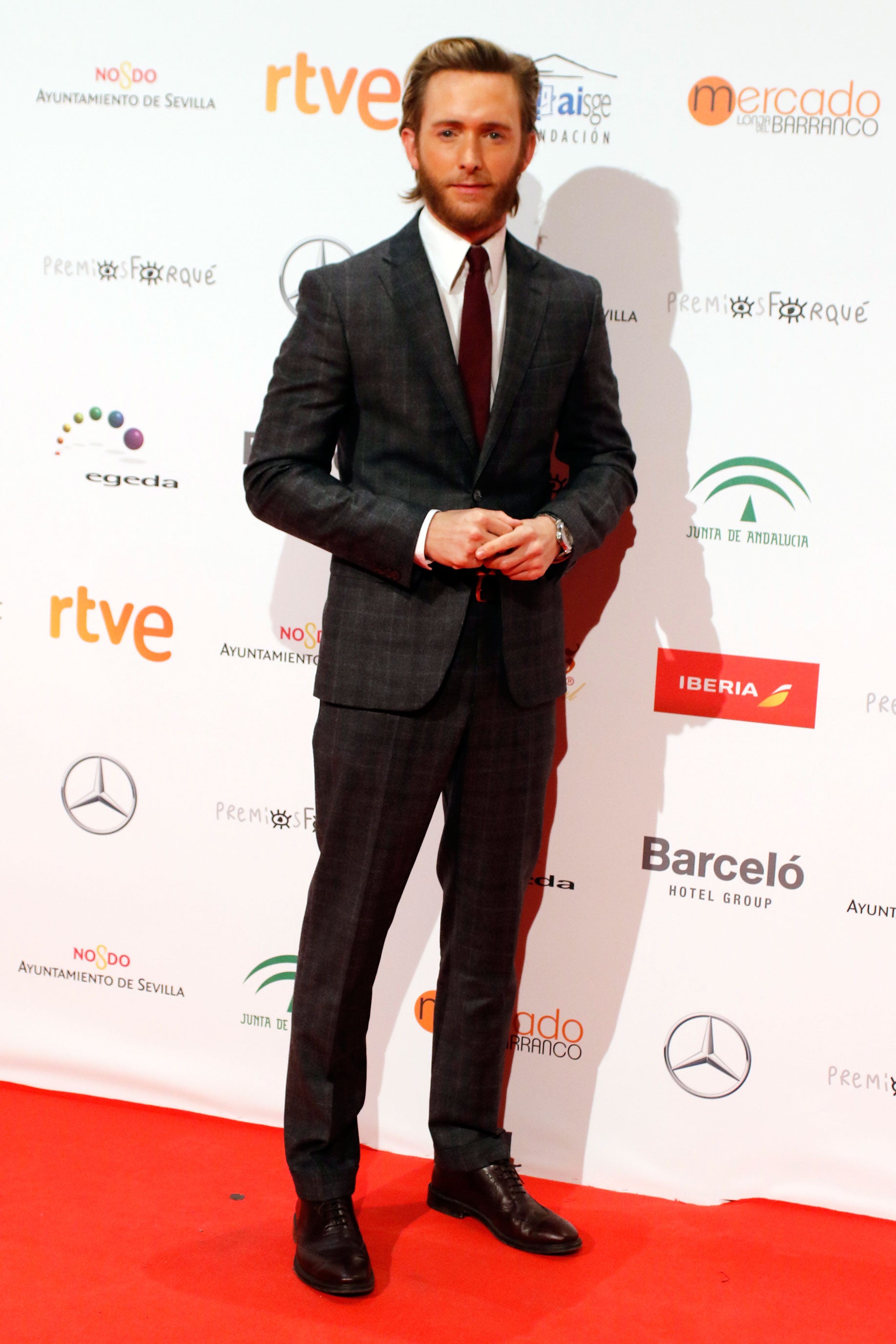 El actor Pablo Rivero escogía un traje de cuadros para los Premios Forqué 2017.