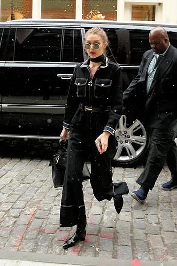 Gigi Hadid llegó a su apartamento de Nueva York con un nuevo mono de su colección para Tommy Hilfiger.