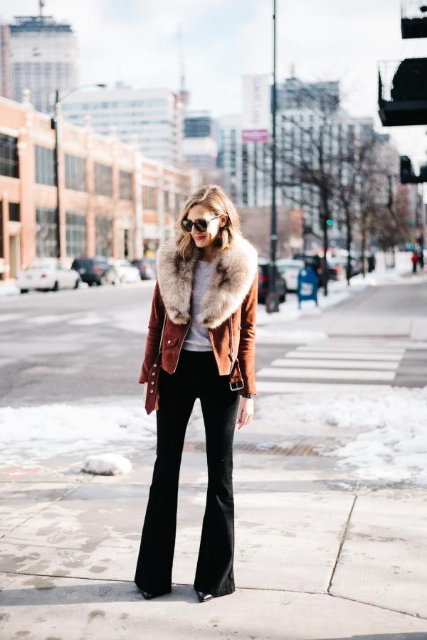 See Jane con chaqueta corta de piel y pantalón de campana