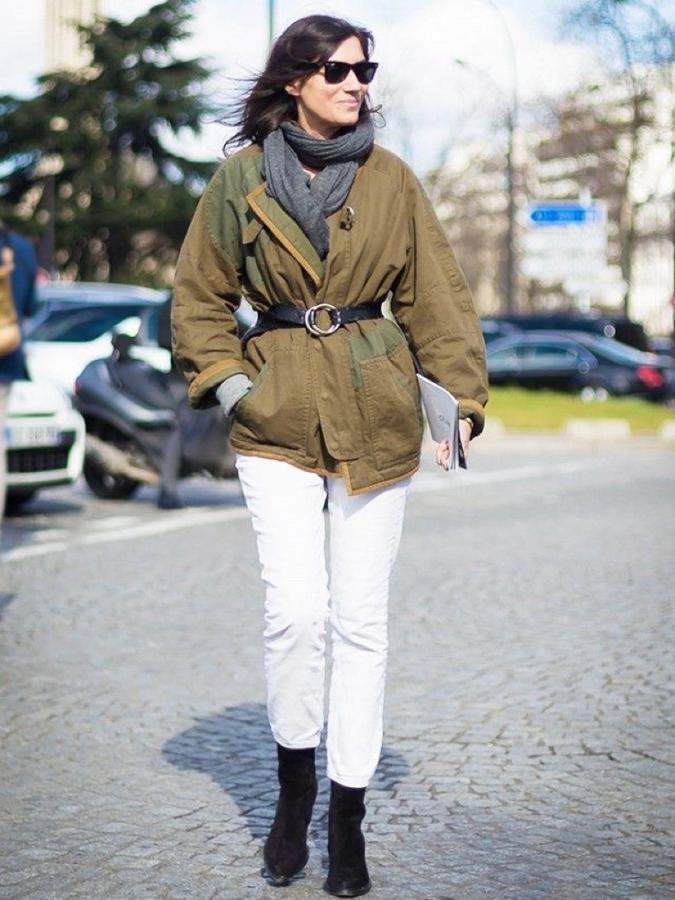 Emmanuelle Alt con parka caqui, bufanda y tejanos en blanco.