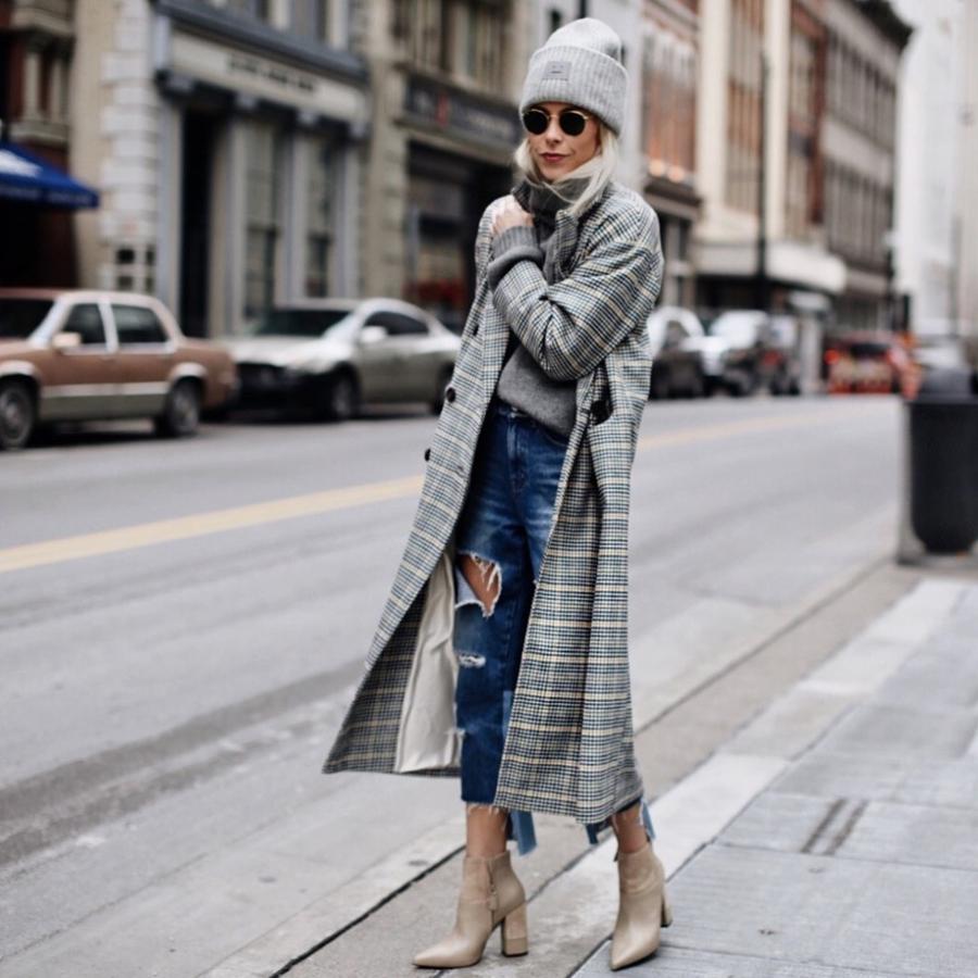 Happily Grey con abrigo con estampado de cuadros, tejanos rotos y gorro de punto