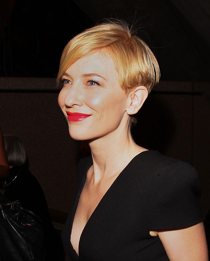 Guapísima Cate Blanchett con el pelo corto con flequillo largo a un lado.