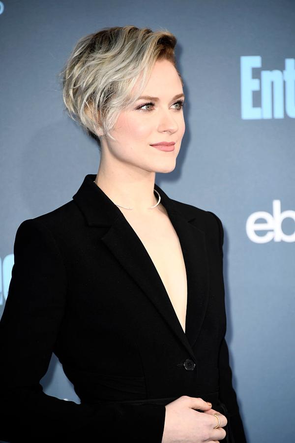 La actriz Evan Rachel Wood con el pelo corto, con flequillo XXL hacia un lado y teñido de gris.