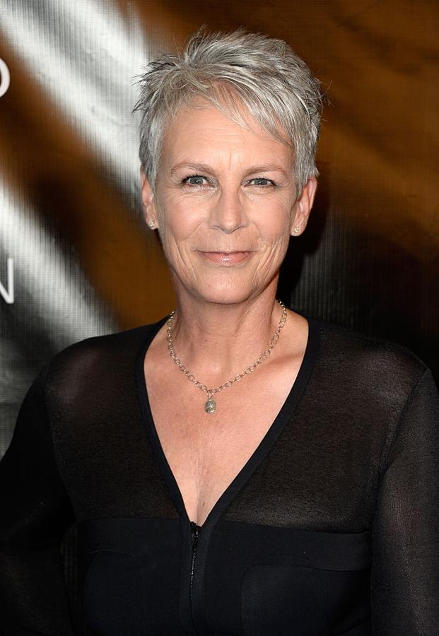 Otra de las famosas a las que el pelo corte le sienta de maravilla es la veterana actriz Jamie Lee Curtis, con un 'pixie' gris.