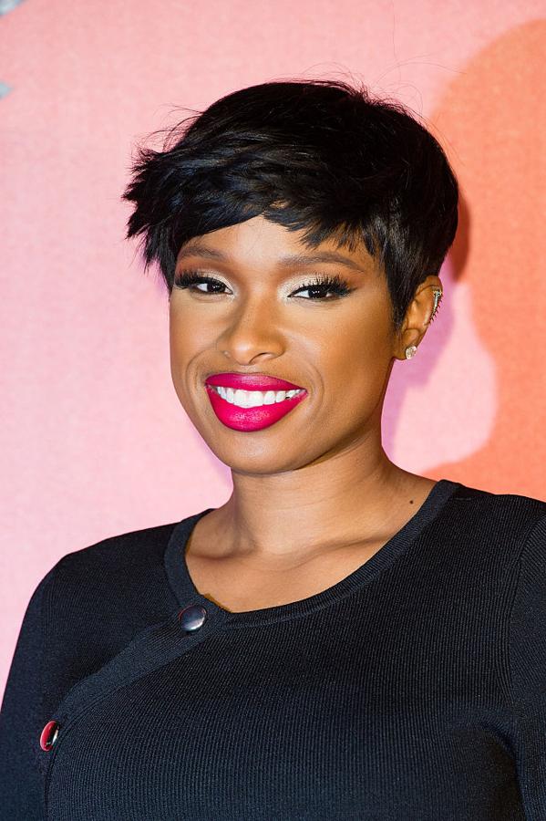 La actriz Jennifer Hudson con un corte a lo 'garçon' con el flequillo peinado hacia un lado.