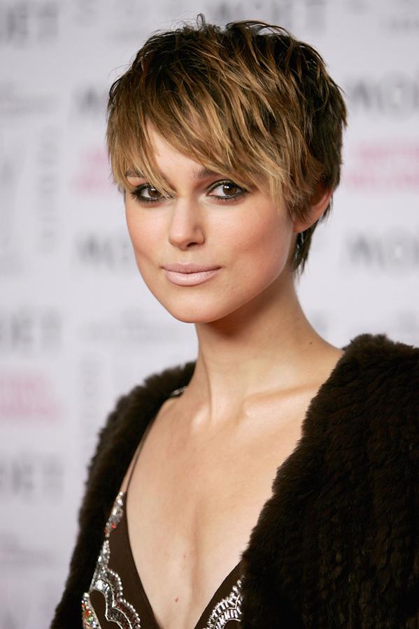 La actriz Keira Knightley con el pelo corto, y el flequillo largo y con mechas.