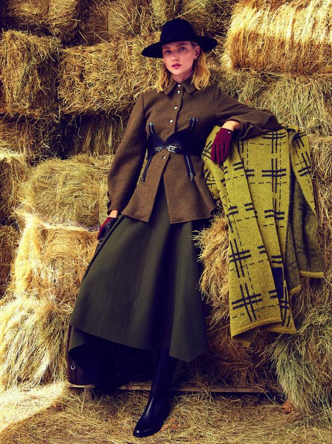 Falda y chaqueta de Sportmax, cinturón de Liu Jo y botas de Hermès. El bolso y los guantes son de George Rech para El Corte Inglés. Somnbrero de Zara y manta de Reliquiae.