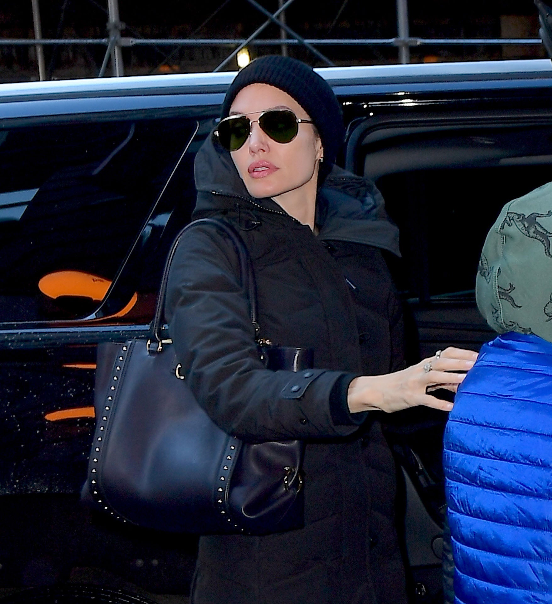 Angelina Jolie prefiere ocultar toda su melena dentro del gorro.