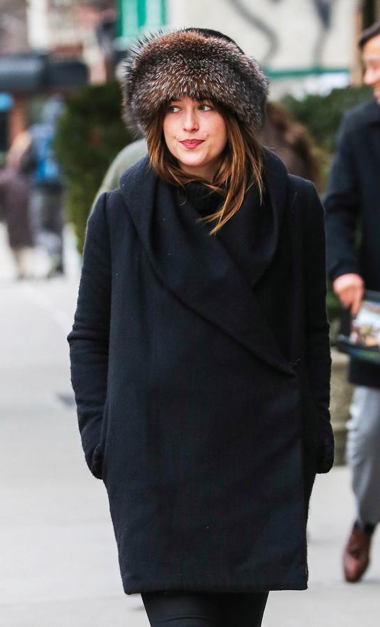 Dakota Johnson con gorro ruso y el pelo liso suelto.