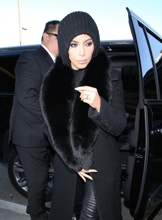 La empresaria Kinm Kardashian con el pelo dentro del gorro. No deja asomar ni un mechón.