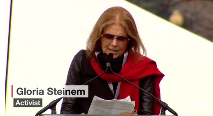 La periodista Gloria Steinem, icono del feminismo en EEUU, también se subió al escenario de la manifestación.