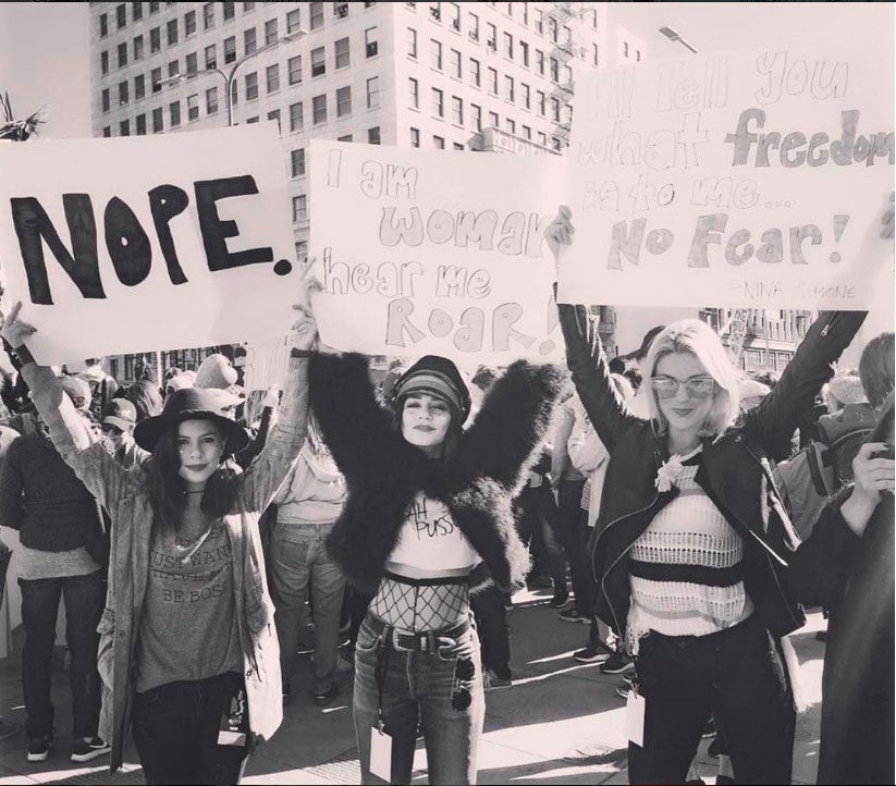 Vanessa Hudgens acudía en tropa a la marcha y no dudó en compartir instantñaneas con sus seguidores desde la manifestación.
