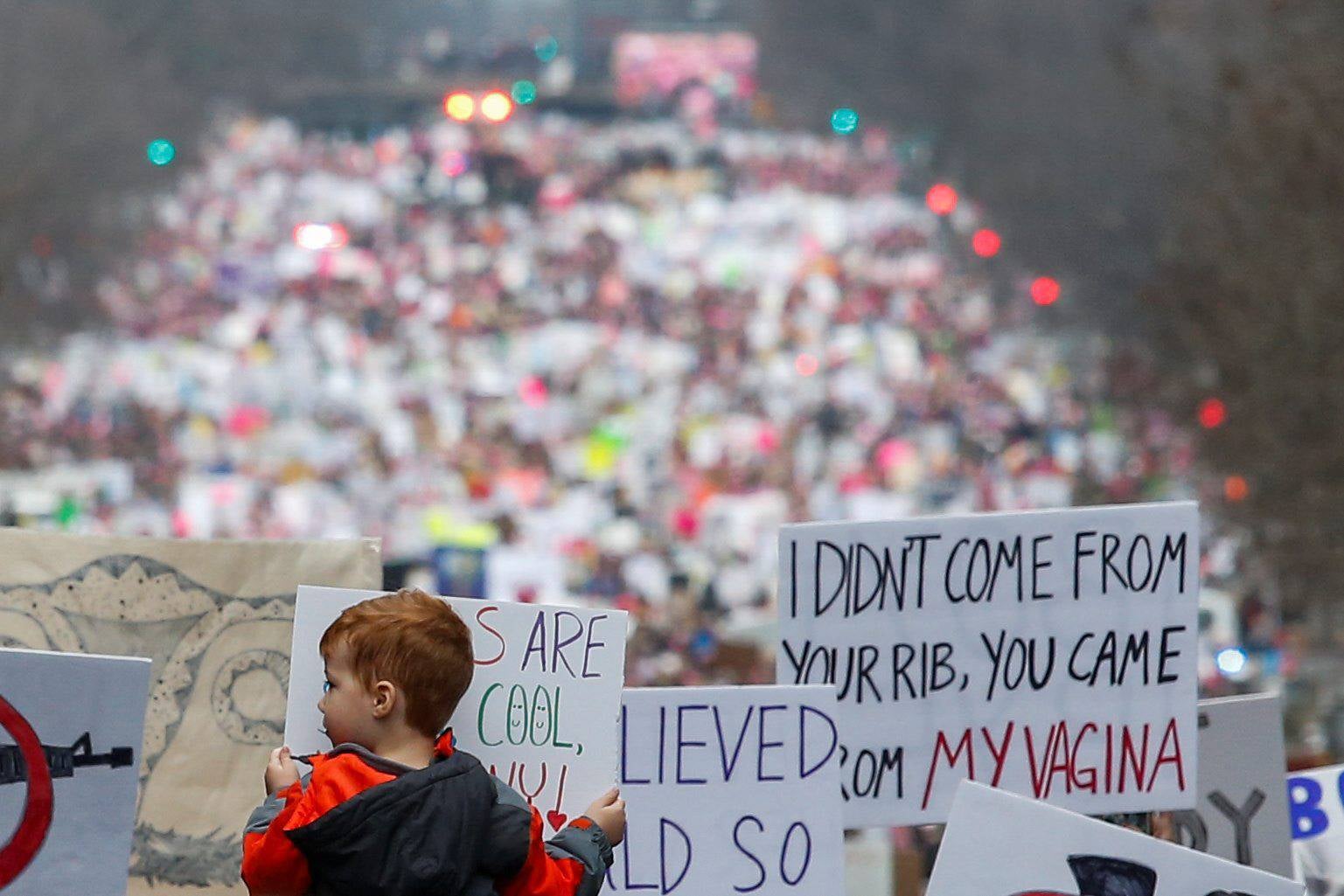 Carteles con el fondo de la manifestación donde se puede ver la cantidad de gente que acudió ayer en Washington D.C.