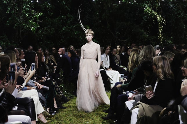 Tul, seda y brillo es una combinación a priori arriesgada sin embargo, Chiuri los une con elegancia.