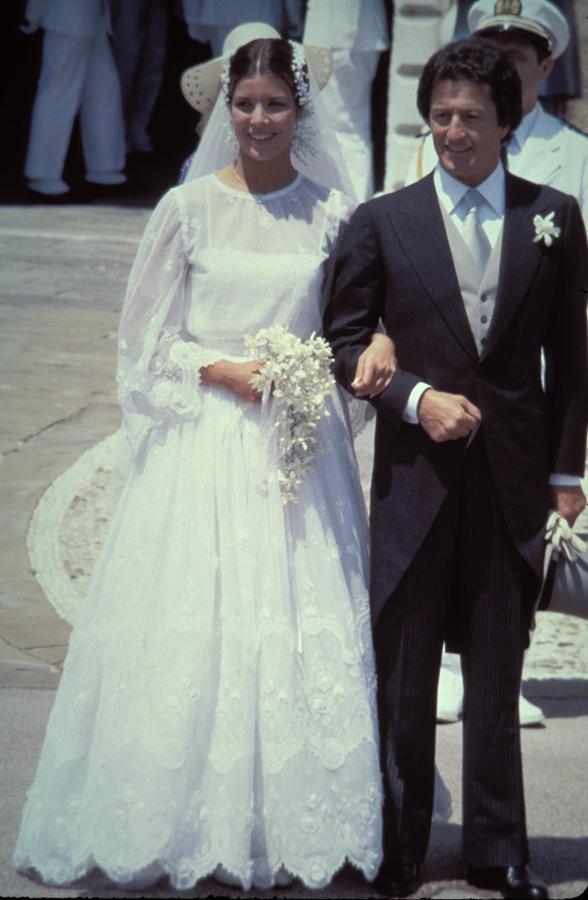 El 29 de junio de 1978, a los 21 años se casó con el play boy Philippe Junot con un vestido de organza de Dior de flores y casquete a juego. El matrimonio acabó dos años después. La princesa Carolina no soportó verle siempre rodeado de mujeres y menos de Giannina Faccio, su secretaria. Unas fotos con ella fueron el detonante de su separación.