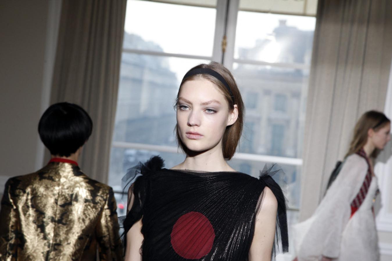 Para la noche, la firma parisina propone túnicas y vestidos largos de tejido fluido, pero también otros vestidos de colores vibrantes como el amarillo, el naranja, el rojo y el rosa.