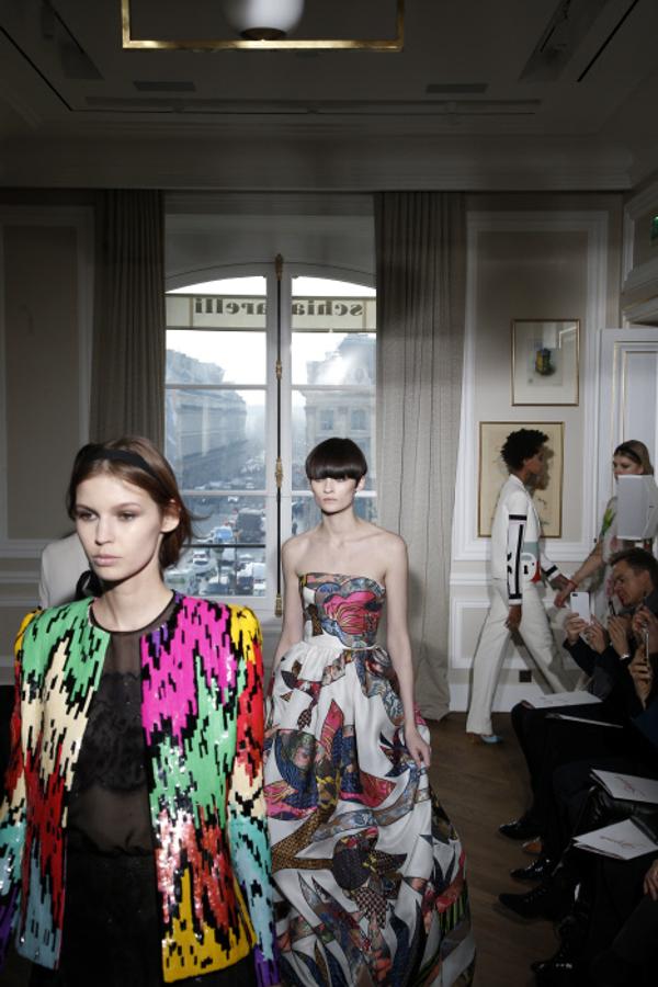 Between the lines (entre líneas) es como se titula la colección de la firma, un juego de ilusiones ópticas en las que juega con la seda y los brillos.