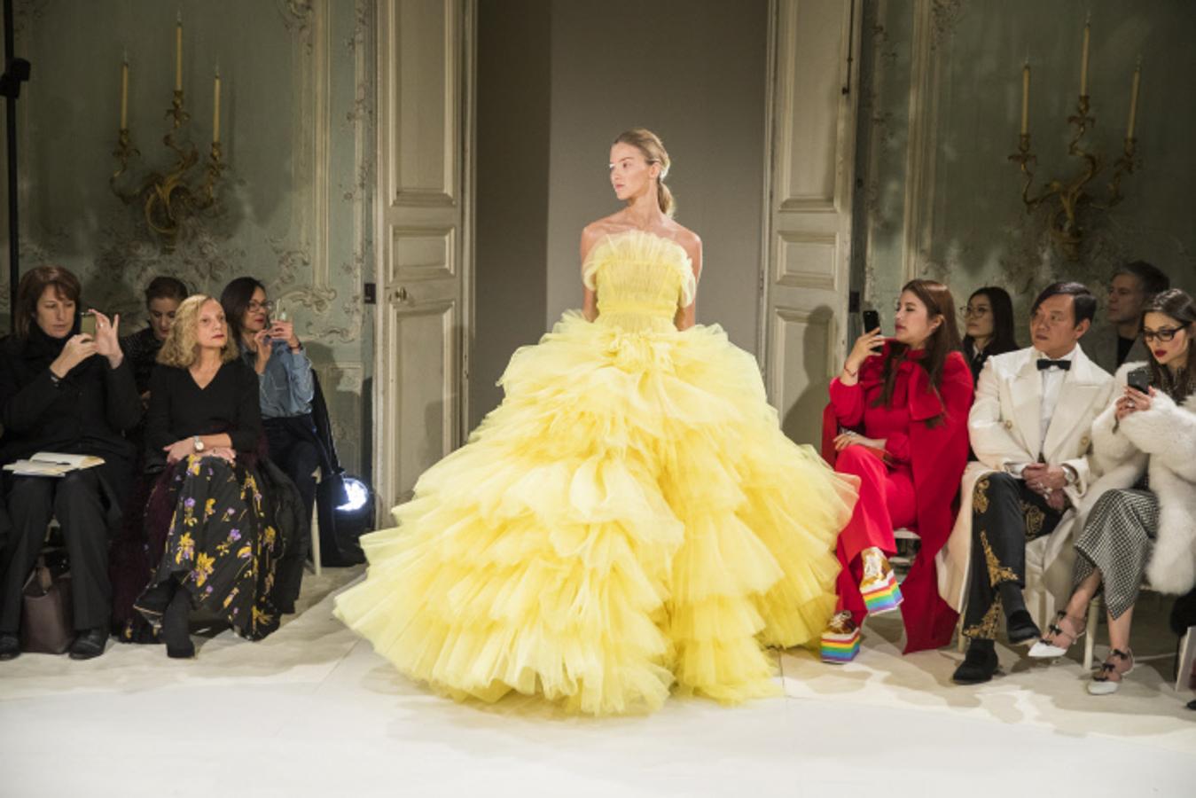 Si Bella pudiera vestir de Valli, este vestido con volantes a gogó, seguro que estaría entre sus favoritos.