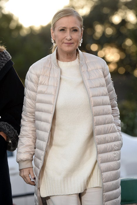 La presidenta de la Comunidad de Madrid se trasladó a Tres Cantos para despedir a Bimba Bosé.