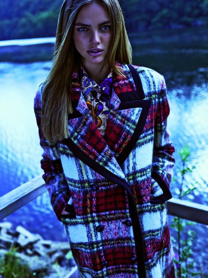 Vestido estampado de lúrex y abrigo de mohair, ambos de Burberry.