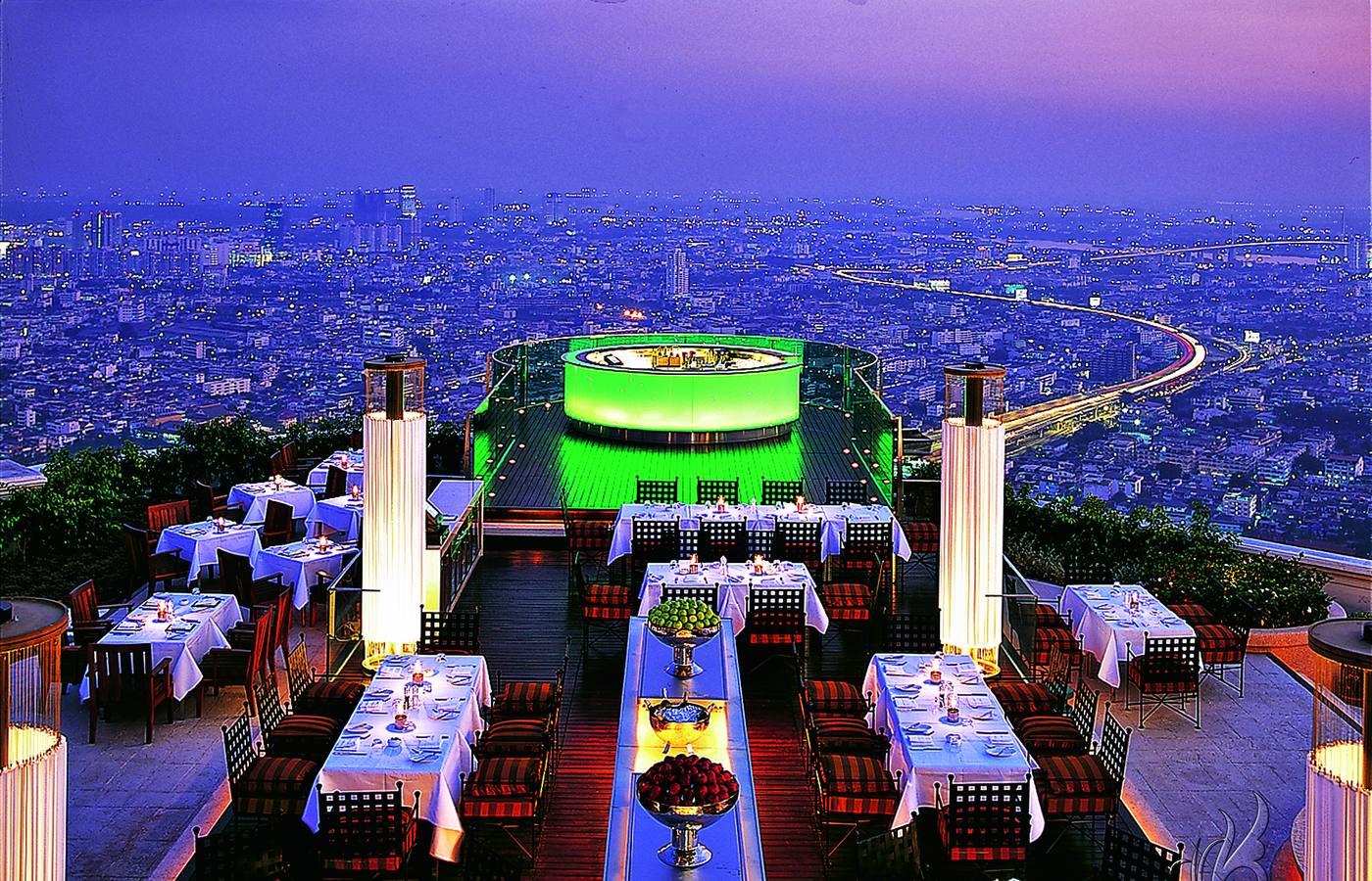 Alta coctelería y aún más altas vistas en el Sky Bar del hotel Lebua. A sus pies, la ciudad de Bangkok. lebua.com.