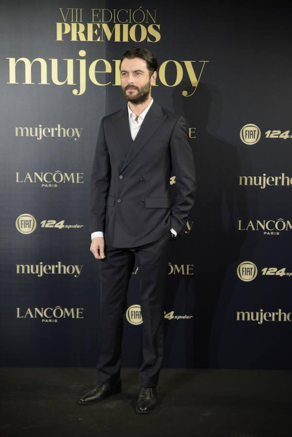El actor Javier Rey acudió a la gala de entrega de los VII Premios Mujerhoy vestido con un traje de chaqueta cruzada azul marino y camisa estampada.