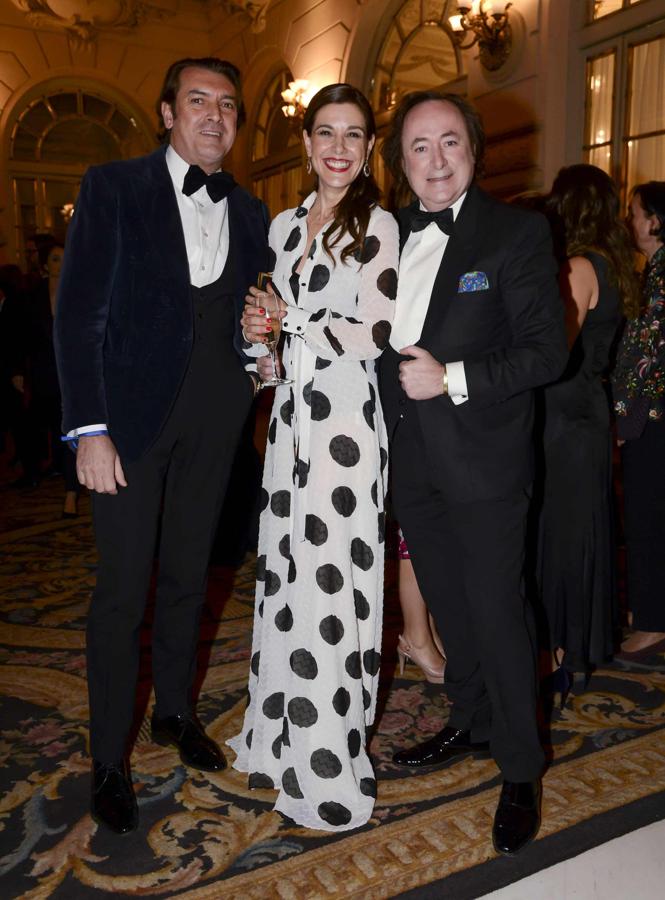 Raquel Sánchez Silva, bloguera de Mujerhoy, posa junto a Tomás Alía (derecha) y otro de los invitados a la fiesta.